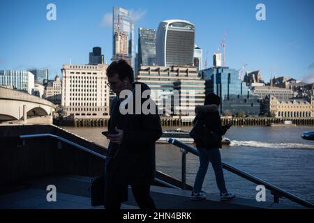 Pendler in der Nähe der London Bridge im Zentrum von London. Die Regierung hat erklärt, dass sie beabsichtigt, alle verbleibenden Covid-Beschränkungen in England aufzuheben - einschließlich der gesetzlichen Regelung zur Selbstisolierung - noch in diesem Monat. Bilddatum: Montag, 14. Februar 2022. Stockfoto