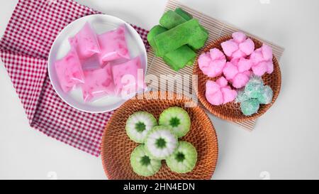 Draufsicht verschiedene beliebte indonesische Marktkauen auf weißem Hintergrund Stockfoto
