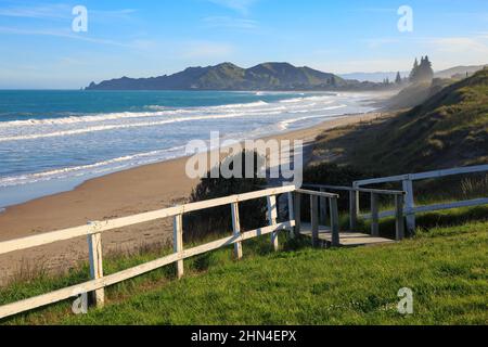Wainui Beach am Stadtrand von Gisborne, Neuseeland. Stufen führen hinunter zum Sand Stockfoto