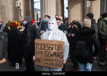 12.02.2022, Berlin, Deutschland, Europa - Corona-Leugner, Impfgegner und Skeptiker protestieren während einer Demonstration gegen das Covid-Impfmandat. Stockfoto