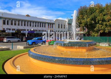 Der farbenfrohe Tait-Brunnen in Napier, Neuseeland. Im Hintergrund befinden sich 1930s Art déco-Gebäude in der Hastings Street Stockfoto