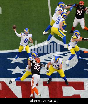 Los Angeles, USA. 14th. Februar 2022. Los Angeles Rams' Stafford tritt beim NFL Super Bowl LVI-Spiel zwischen Cincinnati Bengals und Los Angeles Rams im SoFi Stadium in Los Angeles, USA, am 13. Februar 2022 an. Quelle: Xinhua/Alamy Live News Stockfoto