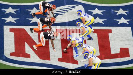 Los Angeles, USA. 14th. Februar 2022. Die Spieler treten beim NFL Super Bowl LVI-Spiel zwischen Cincinnati Bengals und Los Angeles Rams im SoFi Stadium in Los Angeles, USA, am 13. Februar 2022 an. Quelle: Xinhua/Alamy Live News Stockfoto