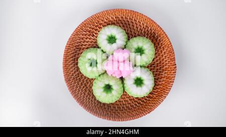 Ein Teller mit verschiedenen beliebten indonesischen Marktkauen auf weißem Hintergrund Stockfoto