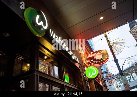 Detroit, Usa. 07th. Februar 2022. Wahlburgers Logo in einer ihrer Filialen in der Innenstadt von Detroit. (Foto von Stephen Zenner/SOPA Images/Sipa USA) Quelle: SIPA USA/Alamy Live News Stockfoto