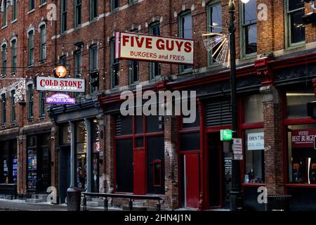 Detroit, Usa. 07th. Februar 2022. Fünf Jungs und Cold Stone Logos in einem ihrer Geschäfte in der Innenstadt von Detroit. (Foto von Stephen Zenner/SOPA Images/Sipa USA) Quelle: SIPA USA/Alamy Live News Stockfoto