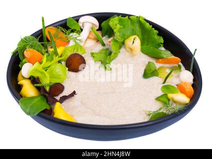 Sahnesuppe mit Pilzen und Gemüse Stockfoto