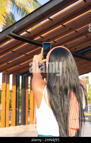 Nahaufnahme Einer Afrikanischen Frau, Die Selfie Nimmt. Stockfoto