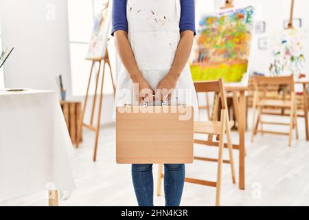 Junge lateinerin mit Draw-Aktentasche im Kunststudio Stockfoto