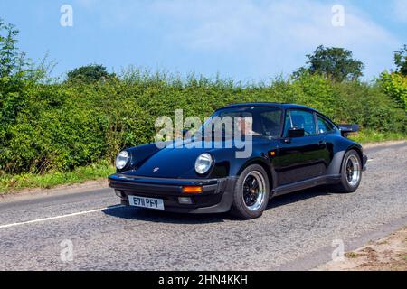 1988 80s 80s Black Porsche 911 3164cc Benziner; auf dem Weg zur Capesthorne Hall Classic July Car Show, Ceshire, Großbritannien Stockfoto