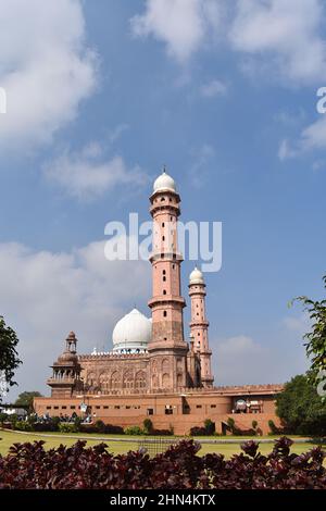Vertikale Vollansicht von Taj-ul-Masjid, einer islamischen Architektur, Moschee in Bhopal, Indien. Es ist die größte Moschee in Indien und eine der Stockfoto