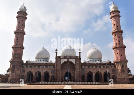 Fassade des Taj-ul-Masjid, einer islamischen Architektur, Moschee in Bhopal, Indien. Es ist die größte Moschee in Indien und eine der größten Moscheen i Stockfoto