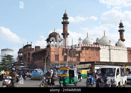 Rückansicht von Moti Masjid und Straße in der Stadt, Pearl Mosque erbaut von Sikander Begum im Jahr 1860, ist die schöne Moti Masjid ein wichtiges Histo Stockfoto