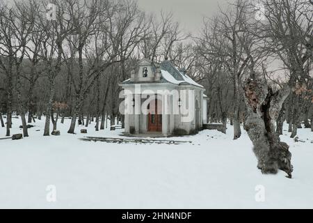 Die Kapelle unserer Lieben Frau von Grace im Wald von La Herrería, San Lorenzo de El Escorial. Gemeinschaft von Madrid, Spanien. Stockfoto