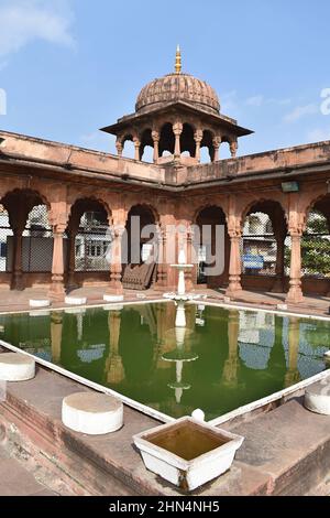 Moti Masjid und vordere Waschung Teich (wuzu khana), eine islamische Architektur, Pearl Moschee von Sikander Begum im Jahr 1860 gebaut, die schöne Moti M Stockfoto