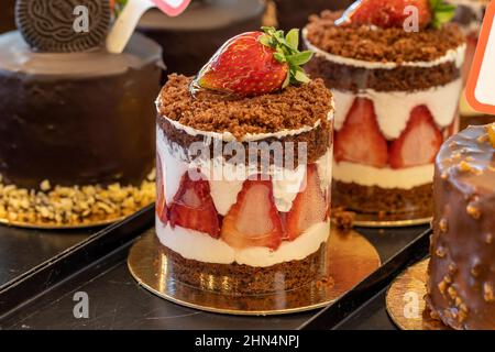 Fruchtiger Kuchen. Kleine Kuchen auf dem Display an der Patisserie-Theke Stockfoto