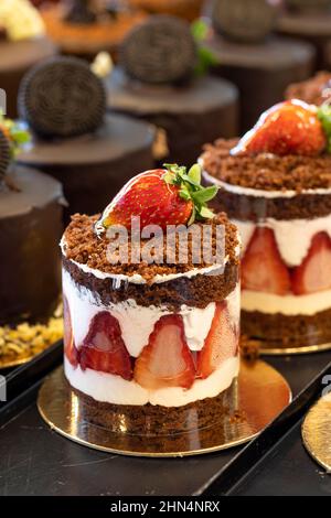 Fruchtiger Kuchen. Kleine Kuchen auf dem Display an der Patisserie-Theke Stockfoto