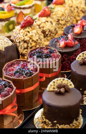 Kleine Kuchen auf dem Display an der Patisserie-Theke Stockfoto