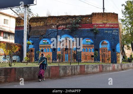 Farbenfrohe Gemälde von Lal Qila oder Red Fort an einer Wand des alten Gebäudes an der Sultania Road, Bhopal, Madhya Pradesh, Indien. Stockfoto