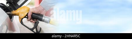 Gelbe Zapfpistole von Hand halten und Fahrzeug nachfüllen Stockfoto