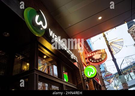 Detroit, Usa. 07th. Februar 2022. Wahlburgers Logo in einer ihrer Filialen in der Innenstadt von Detroit. Kredit: SOPA Images Limited/Alamy Live Nachrichten Stockfoto