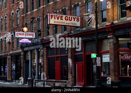 Detroit, Usa. 07th. Februar 2022. Fünf Jungs und Cold Stone Logos in einem ihrer Geschäfte in der Innenstadt von Detroit. Kredit: SOPA Images Limited/Alamy Live Nachrichten Stockfoto