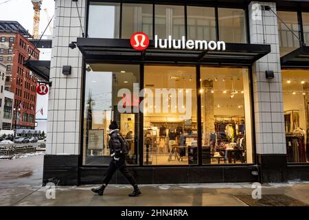 Detroit, Usa. 07th. Februar 2022. Logo von Lululemon in einem ihrer Geschäfte in der Innenstadt von Detroit. Kredit: SOPA Images Limited/Alamy Live Nachrichten Stockfoto