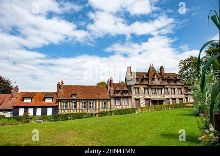 Das Haus rechts ist das Haus, das der Komponist Maurice Ravel während seines Aufenthalts in Lyon-la-Forêt, Normandie, Frankreich, bewohnt hat Stockfoto