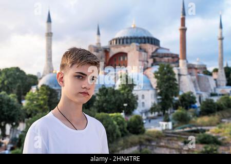 Tourist wird vor dem Hintergrund der Sehenswürdigkeiten Istanbul Hagia Sophia Museum fotografiert. Stockfoto