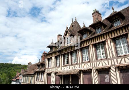 Dies ist das Haus, in dem der Komponist Maurice Ravel während seines Aufenthalts in Lyon-la-Forêt, Normandie, Frankreich, lebte Stockfoto