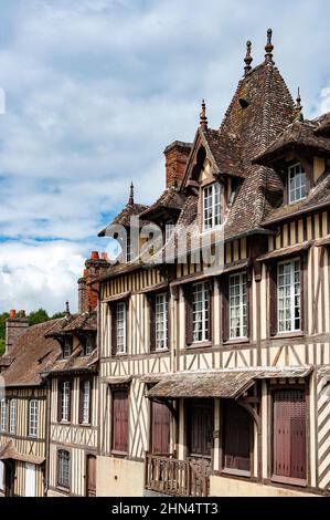 Dies ist das Haus, in dem der Komponist Maurice Ravel während seines Aufenthalts in Lyon-la-Forêt, Normandie, Frankreich, lebte Stockfoto