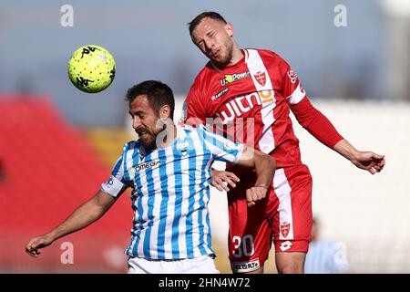 Stadio Brianteo, Monza (MB), Italien, 12. Februar 2022, Carlos Augusto (AC Monza) und Marco Mancosu (SPAL) kämpfen während AC Monza gegen SP um den Ball Stockfoto