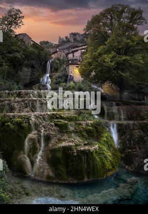Wasserfall in Orbaneja del Castillo, einem Dorf, das von einer Karstlandschaft umgeben ist. Burgos Stockfoto