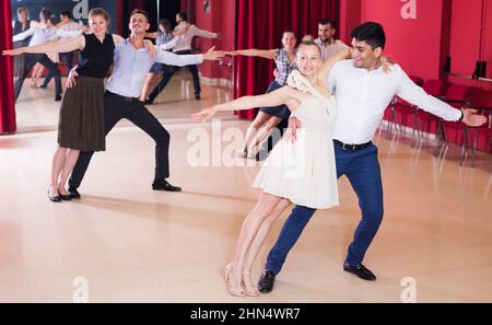 Menschen üben leidenschaftlichen Samba Stockfoto