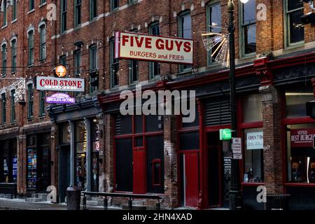 7. Februar 2022, Detroit, Michigan, USA: Fünf Jungs und Cold Stone-Logos in einem ihrer Geschäfte in der Innenstadt von Detroit. (Bild: © Stephen Zenner/SOPA Images via ZUMA Press Wire) Stockfoto