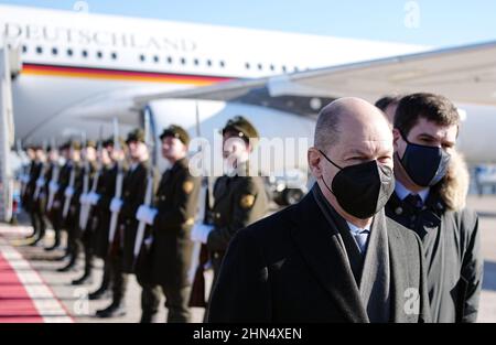 Berlin, Deutschland. 14th. Februar 2022. Bundeskanzler Olaf Scholz (SPD) verlässt den Airbus A340 der Luftwaffe bei seiner Ankunft. Scholz wird mit dem ukrainischen Präsidenten Selenskyj zu Gesprächen über die Ukraine-Krise zusammentreffen. Rein formell ist es sein erster Besuch als Kanzler. Quelle: Kay Nietfeld/dpa/Alamy Live News Stockfoto