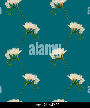 Freesia weiß blühende Blume Zweig nahtlose Muster illustraion auf blauem Hintergrund Stockfoto