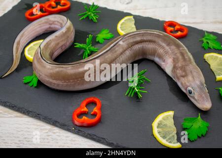 Ungekochte Reihe Conger Fisch mit Gemüse Stockfoto