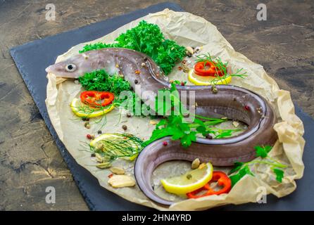 Ungekochte Reihe Conger Fisch mit Gemüse Stockfoto