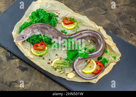 Ungekochte Reihe Conger Fisch mit Gemüse Stockfoto