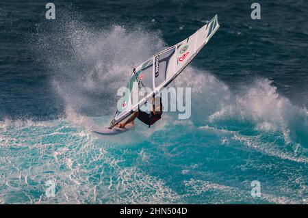 Windsurfer segeln auf den großen Wellen am Ho'okipa Beach, Maui, Hawaii, USA Stockfoto