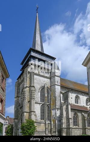 Die Kirche église Notre-Dame de Neufchâtel-en-Bray in der Marktstadt Neufchâtel-en-Bray, Normandie, Frankreich Stockfoto