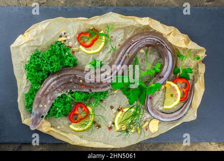Ungekochte Reihe Conger Fisch mit Gemüse Stockfoto