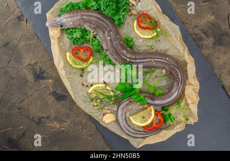 Ungekochte Reihe Conger Fisch mit Gemüse Stockfoto