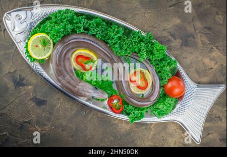Ungekochte Reihe Conger Fisch mit Gemüse Stockfoto