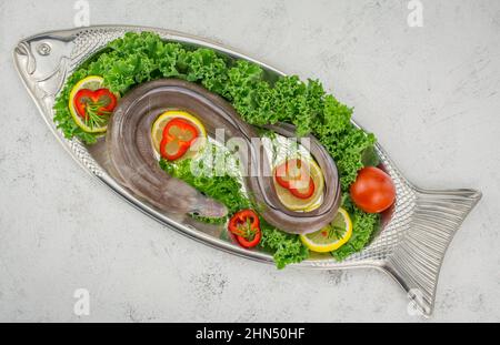 Ungekochte Reihe Conger Fisch mit Gemüse Stockfoto