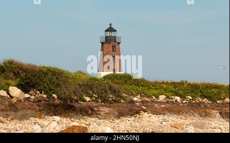 Der Point Judith Leuchtturm über Sanddünen und Strandgras bürsten in Narragansett Rhode Island. Stockfoto