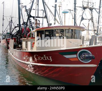 Narragansett, Rhode Island, USA - 27 June 2021: Kommerzielle Fischerboote dockten in einem Yachthafen in Point Judith Narragansett Rhode Island an. Stockfoto