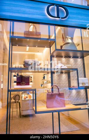 Florenz, Italien, Nahaufnahme, Christian Dior Luxus Fashion Designer Store, Vorderseite, Fenster, Handtaschen im Display Stockfoto