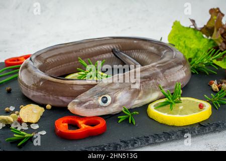 Ungekochte Reihe Conger Fisch mit Gemüse Stockfoto